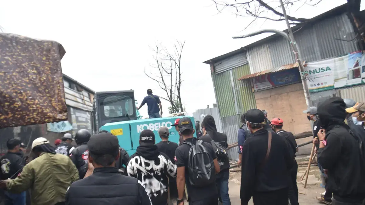 Alat berat memasuki permukiman di Sukahaji, Bandung, Jawa Barat, Rabu (3/12). Warga Sukahaji menolak penggusur