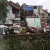 Potret Suram Pinggiran Kota Bandung yang Masih Bertumpuk Sampah