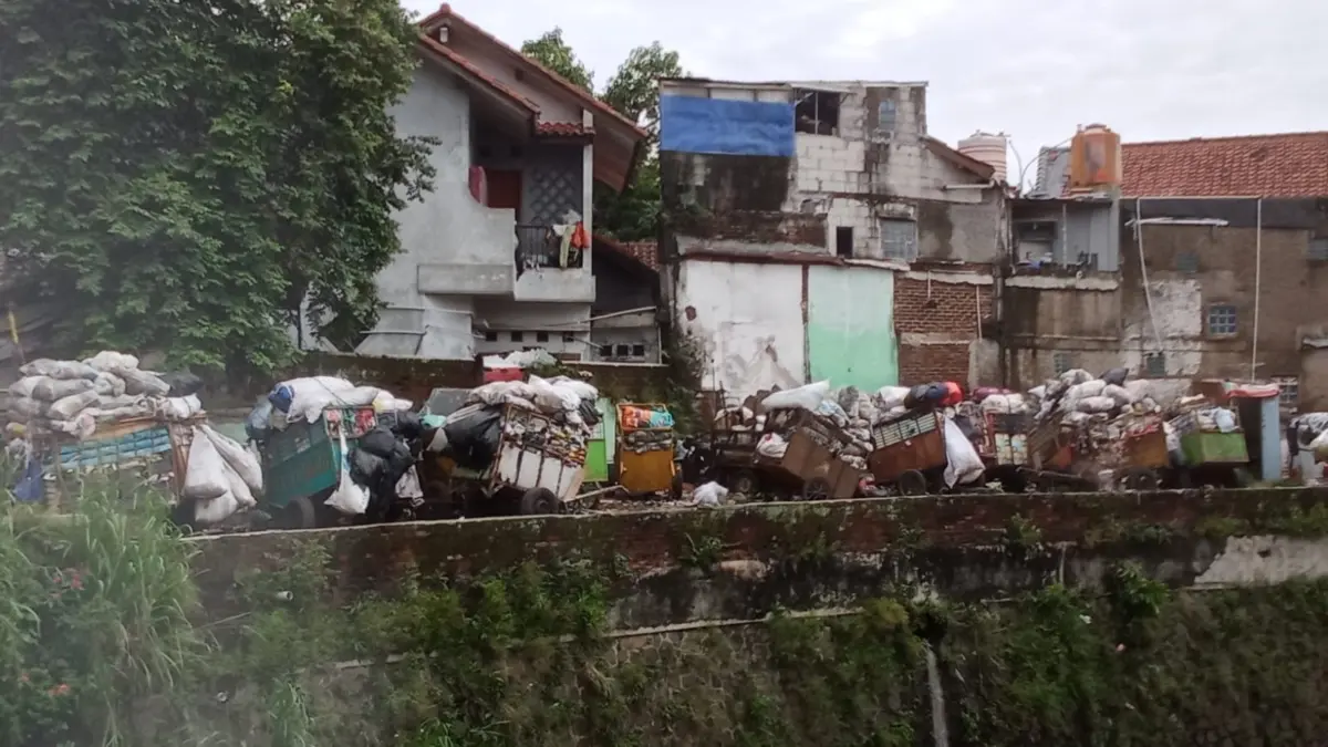 Potret Suram Pinggiran Kota Bandung yang Masih Bertumpuk Sampah