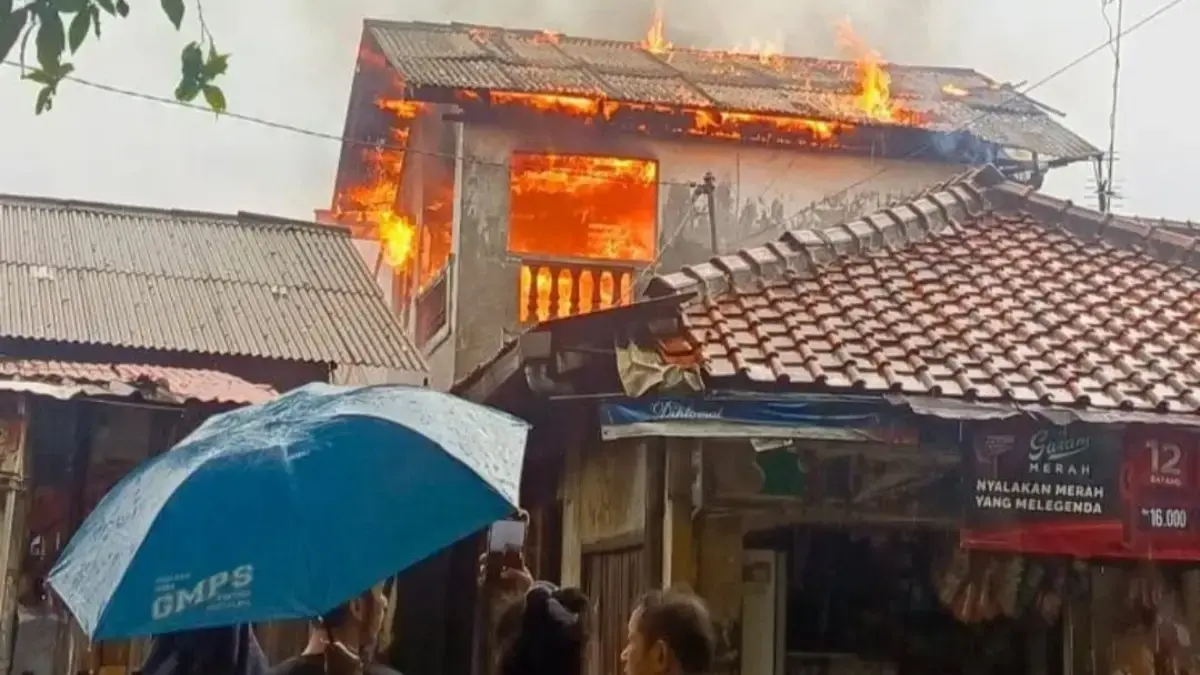 Rumah Dua Lantai di Tanah Baru Bogor Utara Terbakar, Diduga Akibat HP yang Sedang Di-cas