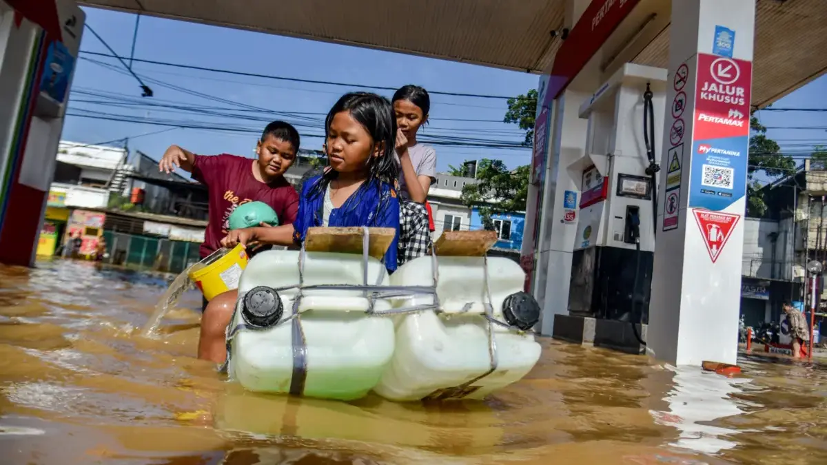 Banjir 1,5 Meter Lumpuhkan Dayeuhkolot, Ratusan Warga Terancam dan Puluhan Mengungsi Banjir 1,5 Meter Lumpuhkan Dayeuhkolot, Ratusan Warga Terancam dan Puluhan Mengungsi