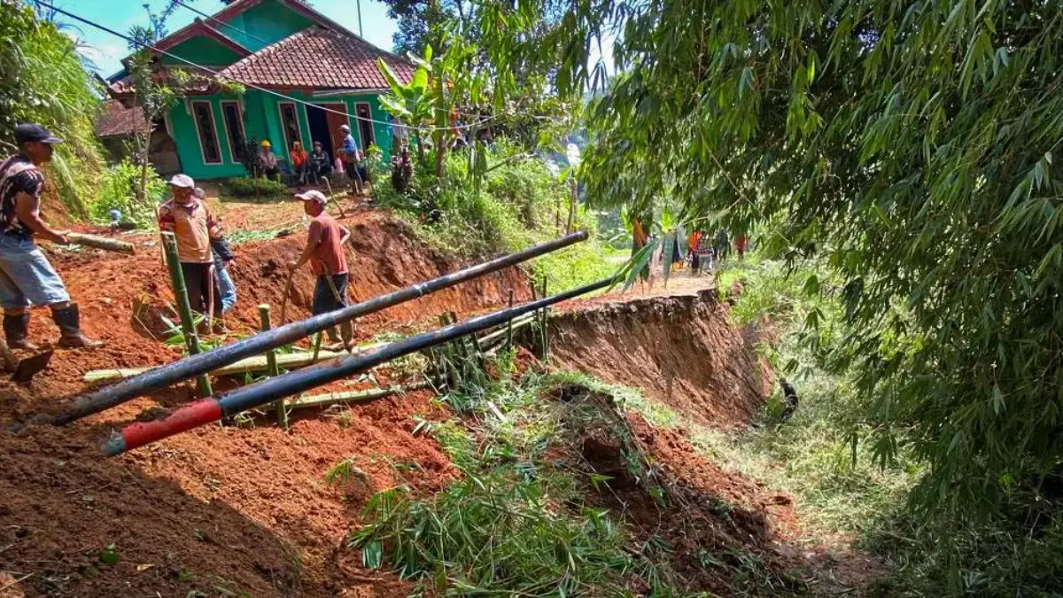 Mobilitas Warga Cililin Lumpuh Total Akibat Longsor, Jeje Ritchie Siapkan Jalur Darurat Mobilitas Warga Cililin Lumpuh Total Akibat Longsor, Jeje Ritchie Siapkan Jalur Darurat