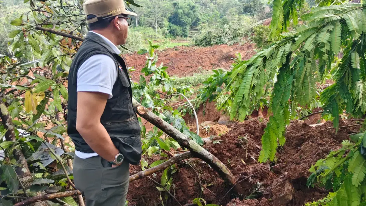 Bupati Bandung Tinjau Lokasi Longsor di Arjasari, Tiga Warga Masih dalam Pencarian