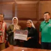Direktur Utama Telkom Dian Siswarini (kedua dari kiri) didampingi oleh EVP Telkom Regional V Amin Soebagyo (pa