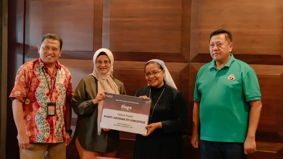 Direktur Utama Telkom Dian Siswarini (kedua dari kiri) didampingi oleh EVP Telkom Regional V Amin Soebagyo (pa