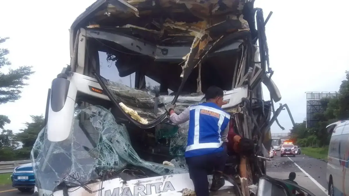 Diduga Mengantuk, Sopir Bus Hantam Truk di Tol Jagorawi Diduga Mengantuk, Sopir Bus Hantam Truk di Tol Jagorawi