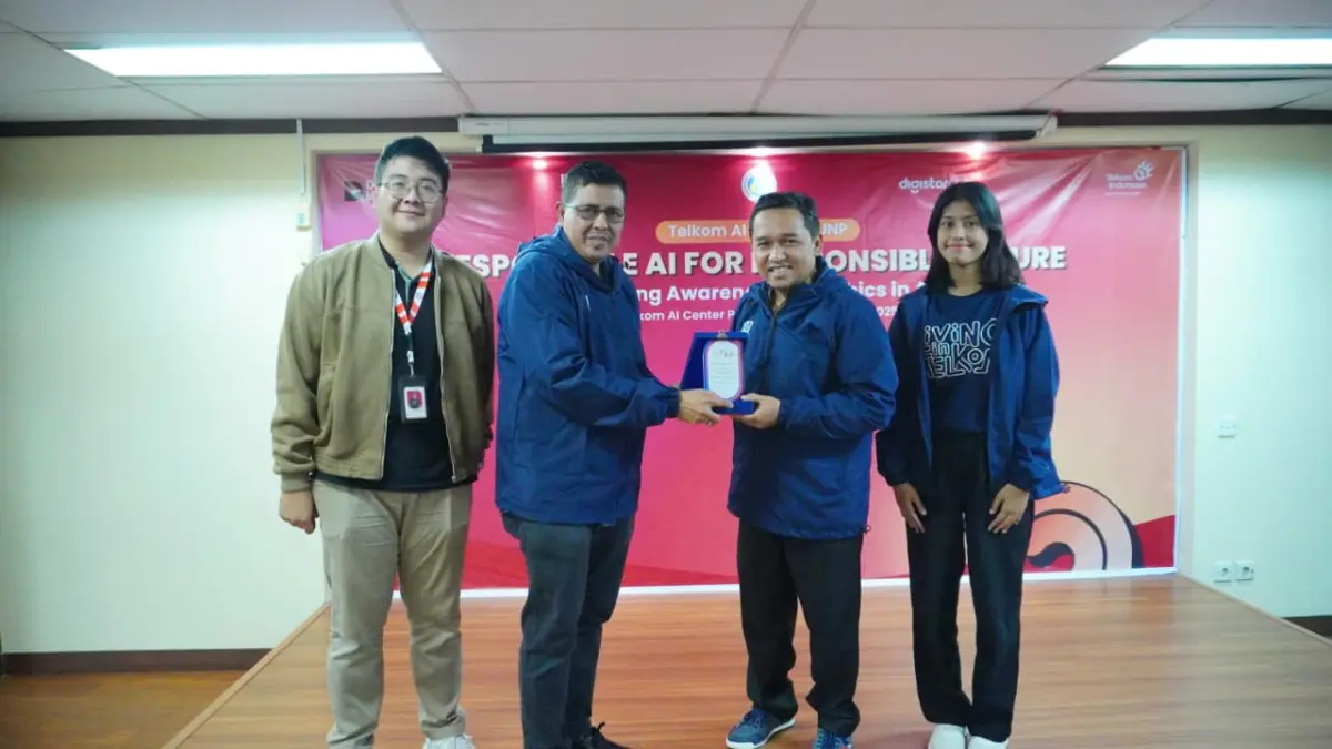 GM Telkom Witel Sumbar Jambi Muhammad Ihsan (kedua dari kiri) saat menyerahkan cinderamata kepada Wakil Rektor