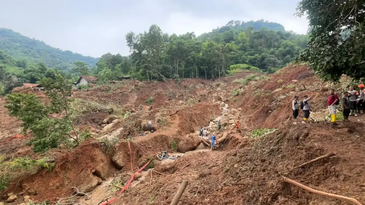 Tim Sar Gabungan masih melakukan pencarian tiga korban longsor di Kampung Condong, Desa Wargaluyu, Kecamatan A