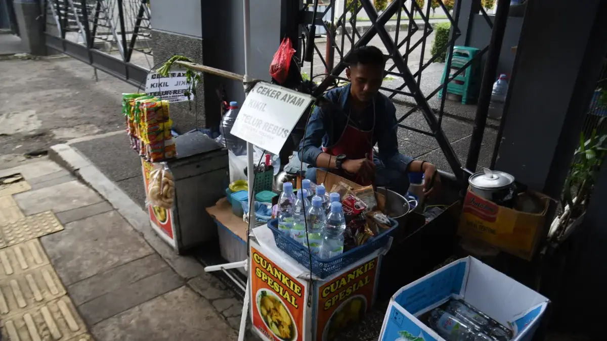 Cuanki Pusdai: Ketika Landmark Wisata Kuliner Berbenturan dengan Peratura Ilustrasi: Pedagang menjual cuanki di sekitar trotoar kawasan Masjid Pusdai, Kota Bandung beberapa waktu lalu.