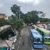 Spanduk penolakan terpasang di jembatan penyeberangan orang di kawasan Terminal Cicaheum, Kota Bandung, Selasa
