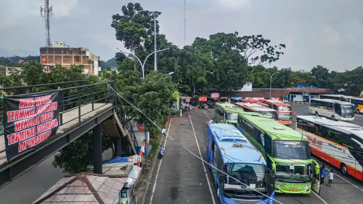 Spanduk penolakan terpasang di jembatan penyeberangan orang di kawasan Terminal Cicaheum, Kota Bandung, Selasa