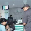 Masyarakat saat Mengantre di Puskesmas Cimahi Utara (Mong)
