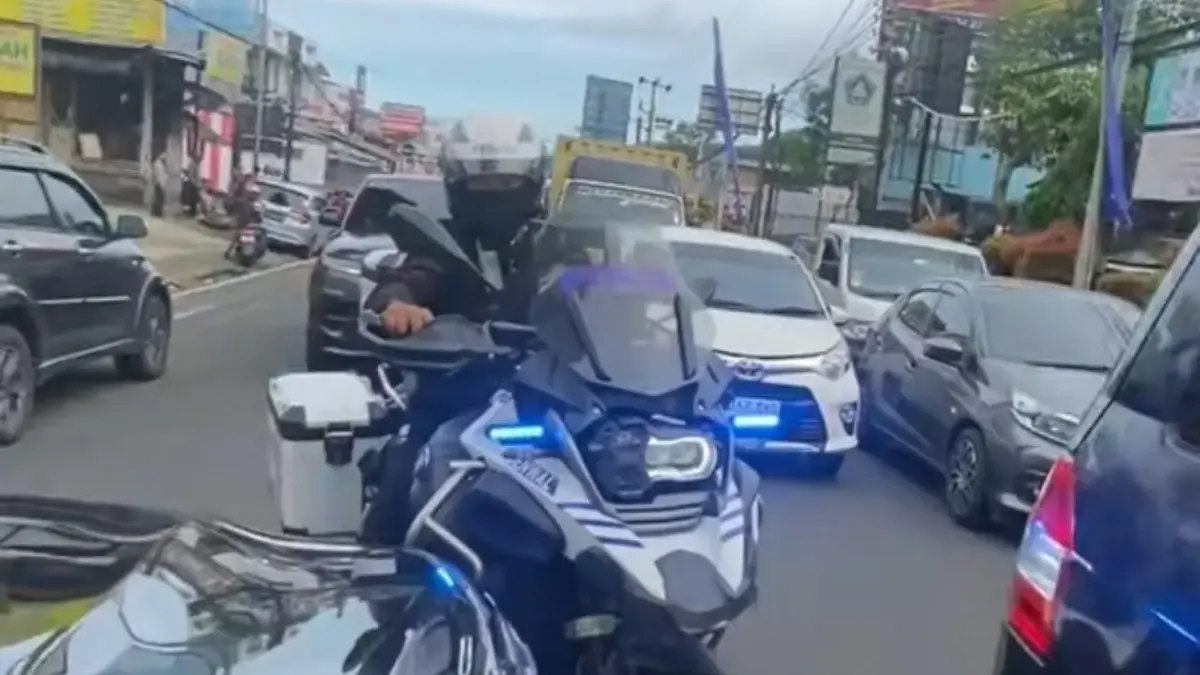 Pengawalan yang diduga menggunakan sirine di Jalur Puncak. Foto: TikTok @terserahelll