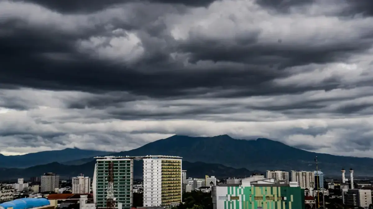 Waspada! Hujan Lebat Disertai Petir dan Angin Kencang Masih Mengancam Jawa Barat Awan tebal di atas gedung bertingkat di kawasan Tamansari, Kota Bandung, Rabu (10/12)