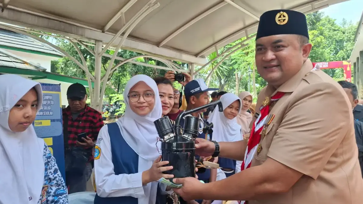 224 Inovasi di GID 2025 Hadir di Kabupaten Bogor, Cetak Rekor Terbanyak dalam Satu Dekade! Bupati Bogor Rudy Susmanto saat melihat salah satu hasil karya inovasi siswa. Foto : Sandika /Jabarekspres.com