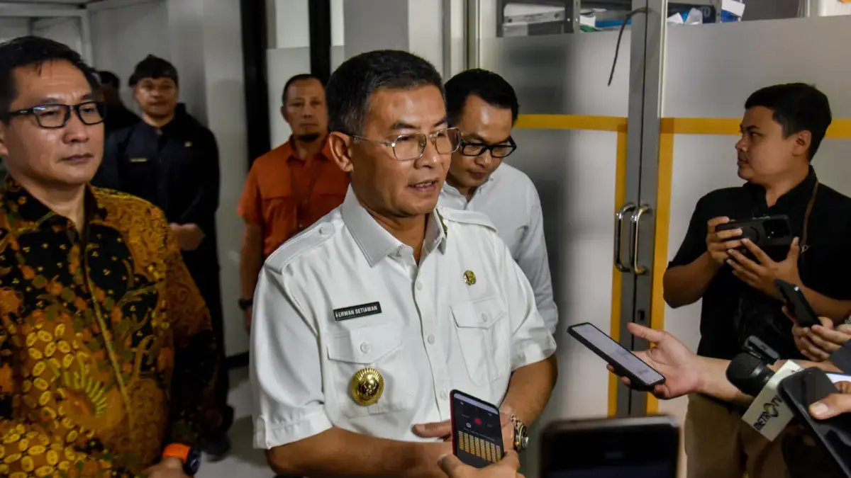 Wagub Jabar Sebut Penanganan Banjir Dayeuhkolot Bakal Dievaluasi Total Wakil Gubernur Jawa Barat Erwan Setiawan saat menemui awak media usai menghadiri prosesi pencabutan baiat dan