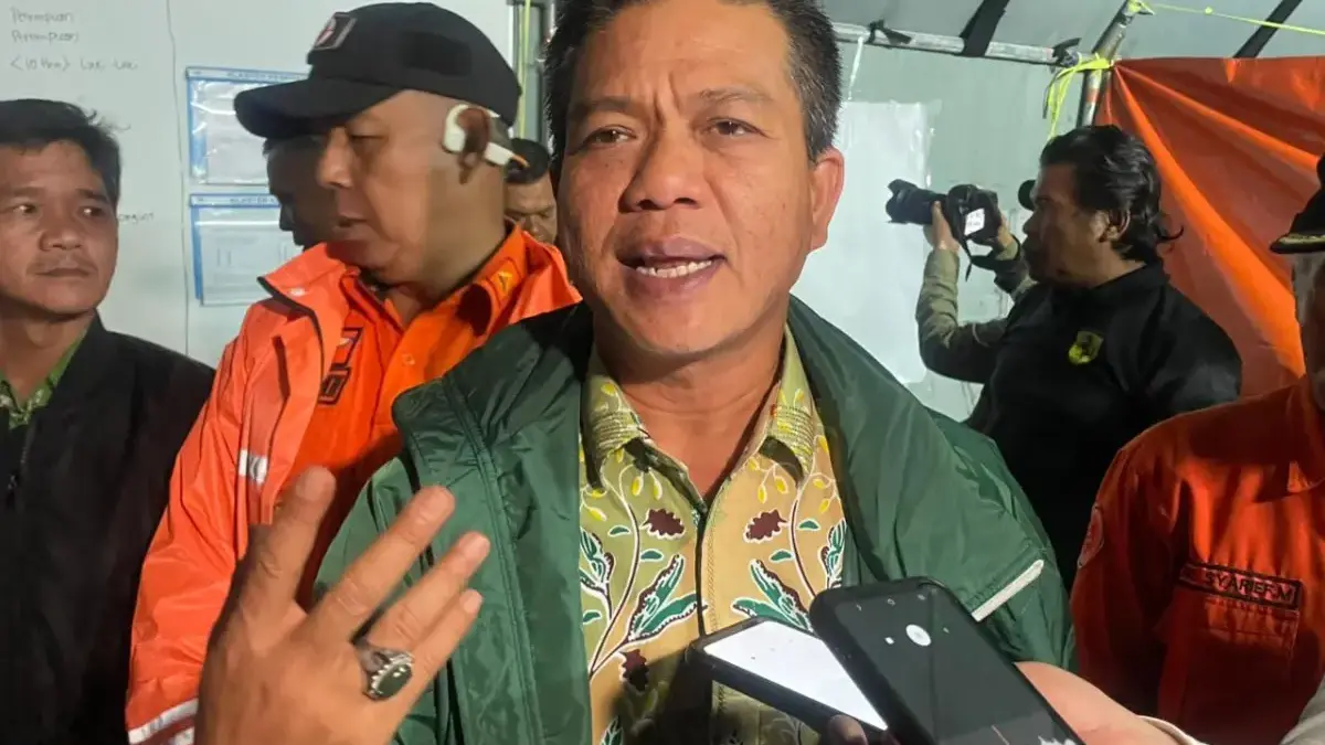 Pencarian Korban Longsor Arjasari Dilanjutkan Relawan 3 Hari, Bupati Bandung Siapkan Ini Bupati Bandung Dadang Supriatna saat rapat koordinasi pencarian tiga korban longsor di Kampung Condong, Desa W