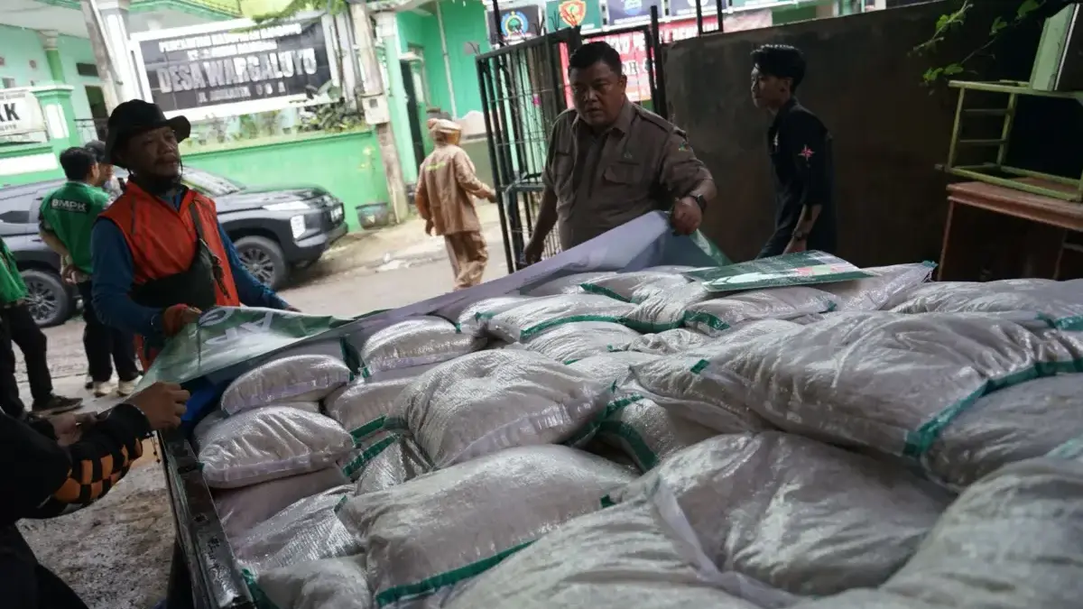 Pupuk Kujang Salurkan Bantuan untuk Korban Longsor Arjasari, Fokus ke Pemulihan Warga Pupuk Kujang Salurkan Bantuan untuk Korban Longsor Arjasari, Fokus ke Pemulihan Warga