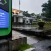 Seorang jurnalis berjalan melintasi gedung pemerintahan Balai Kota Bandung, Jalan Wastukencana, Kota Bandung,