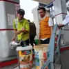 Petugas UPTD Metrologi Legal Cimahi saat Melakukan Pengawasan di Sejumlah SPBU usai Adanya Aduan Masyarakat (m