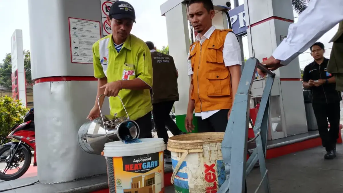UPTD Metrologi Cimahi Sidak SPBU Tindak Lanjuti Aduan Masyarakat Petugas UPTD Metrologi Legal Cimahi saat Melakukan Pengawasan di Sejumlah SPBU usai Adanya Aduan Masyarakat (m