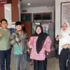 Ketua Lembaga Bantuan Hukum Persatuan Umat Islam (LBH PUI) Pusat, Etza Imelda Putri bersama tim di Kejaksaan N