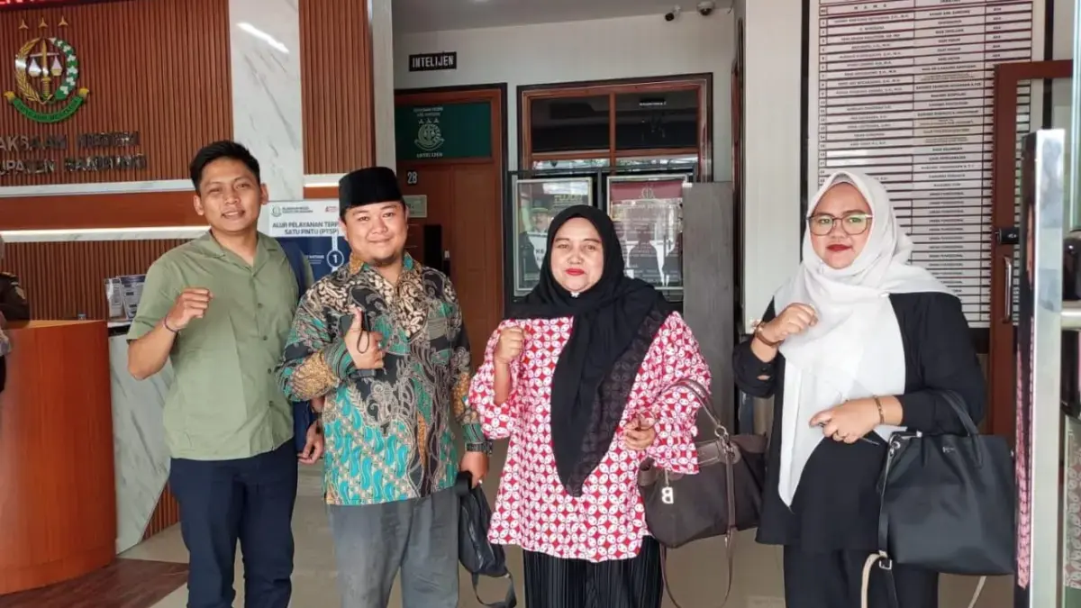 Ketua Lembaga Bantuan Hukum Persatuan Umat Islam (LBH PUI) Pusat, Etza Imelda Putri bersama tim di Kejaksaan N