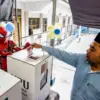 BERIKAN PILIHAN SUARA: Warga memasukan surat suara ke kotak suara pada Pemungutan Suara Pemilihan Kepala Daera