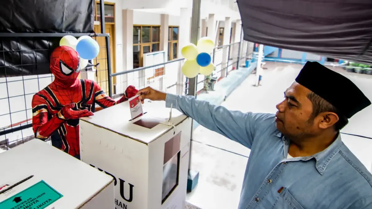 BERIKAN PILIHAN SUARA: Warga memasukan surat suara ke kotak suara pada Pemungutan Suara Pemilihan Kepala Daera