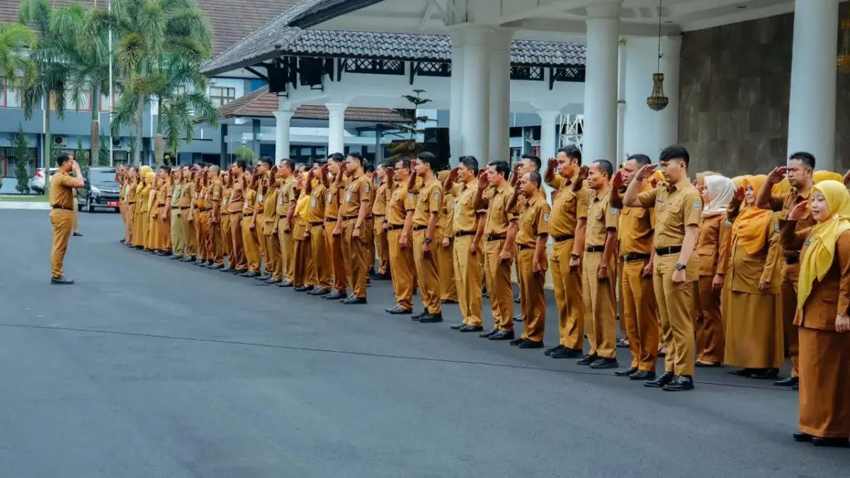 20 ASN di lingkup Pemkab Ciamis menerima penghargaan Satyalencana Karya Satya saat apel di Pendopo Ci