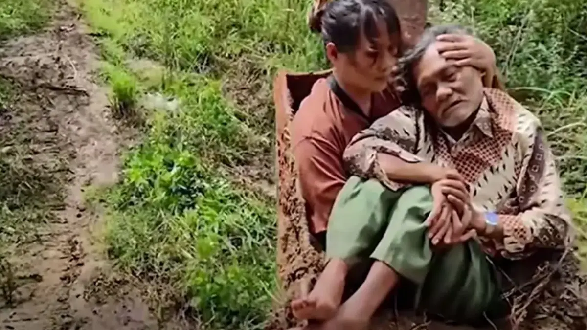 Tak Bisa Dilalui Kendaraan, Lansia di Kabupaten Bandung Barat Diangkut Ekskavator