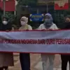 Sejumlah wali murid menggeruduk SDN Pajeleran 01, pada Senin (15/12/2025). Foto: Regi