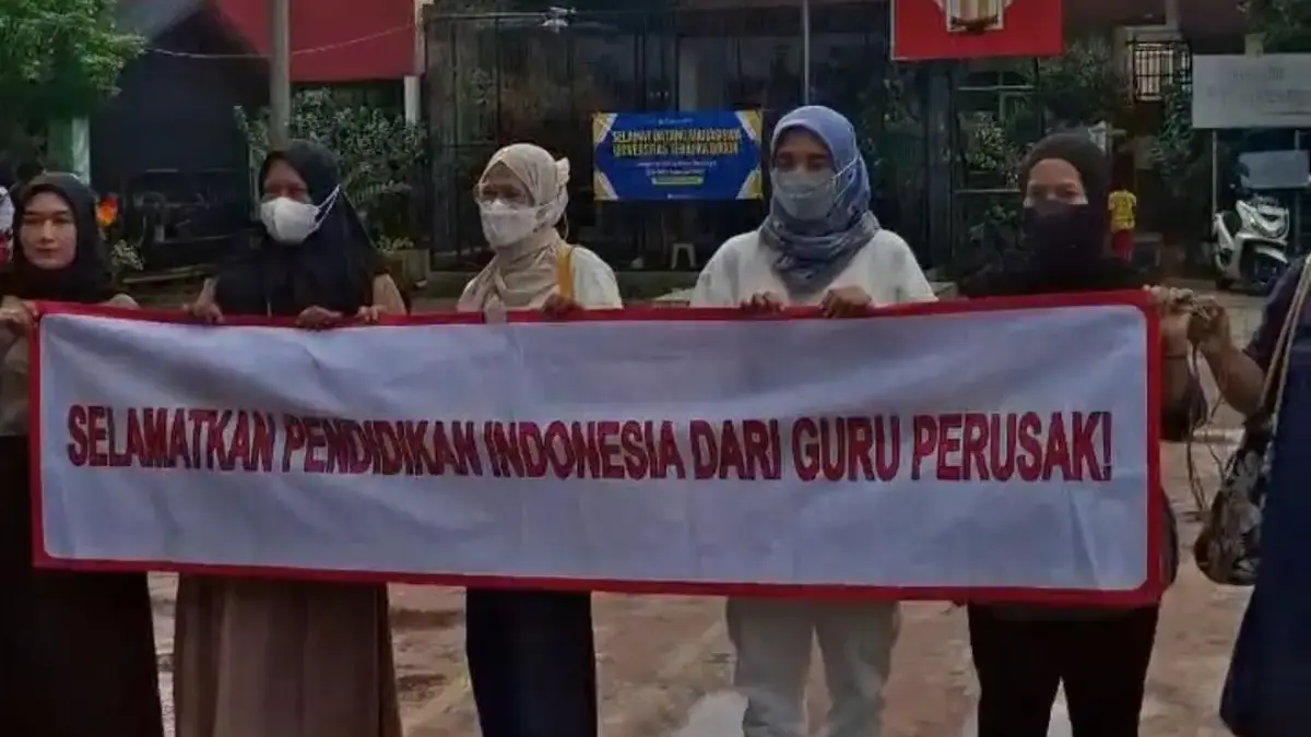 Sejumlah wali murid menggeruduk SDN Pajeleran 01, pada Senin (15/12/2025). Foto: Regi