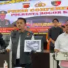 Kasatreskrim Polresta Bogor Kota, Kompol Aji Riznaldi Nugroho, bersama anggota kepolisian terkait saat menunju