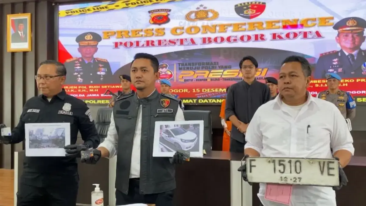 Kasatreskrim Polresta Bogor Kota, Kompol Aji Riznaldi Nugroho, bersama anggota kepolisian terkait saat menunju