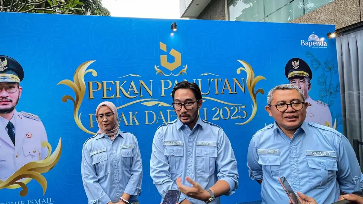Dorong Kepatuhan Pajak, Pemkab Bandung Barat Hadirkan Sistem Pembayaran Mudah Bupati Bandung Barat, Jeje Ritchie Ismail (tengah) didampingi Sekda KBB Ade Zakir dan Plt Bapenda Bandung Bara