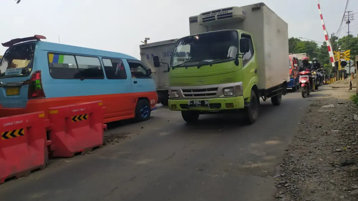 Sejumlah Kendaraan saat Melintasi Jalan Gatot Subroto yang direncanakan akan dibangun Underpass pada 2026 (Jab