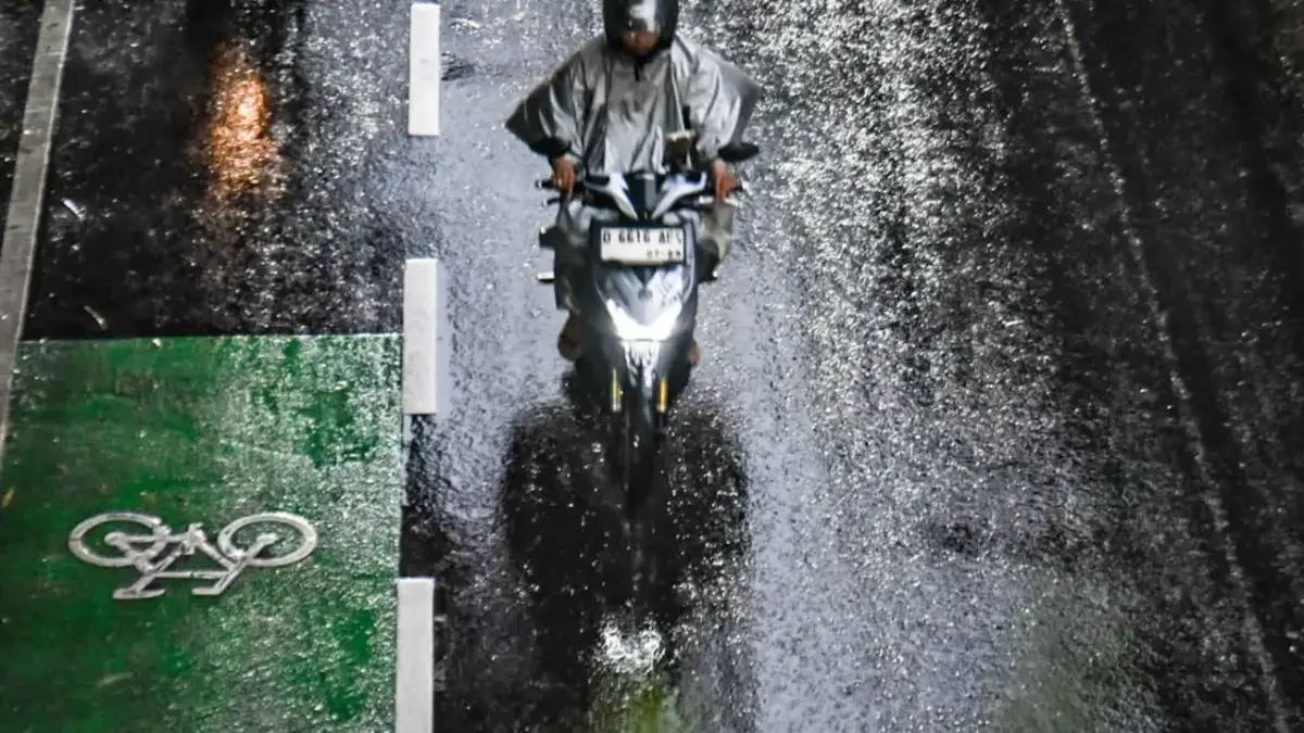 Pengendara sepeda motor melintas saat kondisi hujan di Jalan Wastukencana, Kota Bandung. Foto: Dimas Rachmatsy