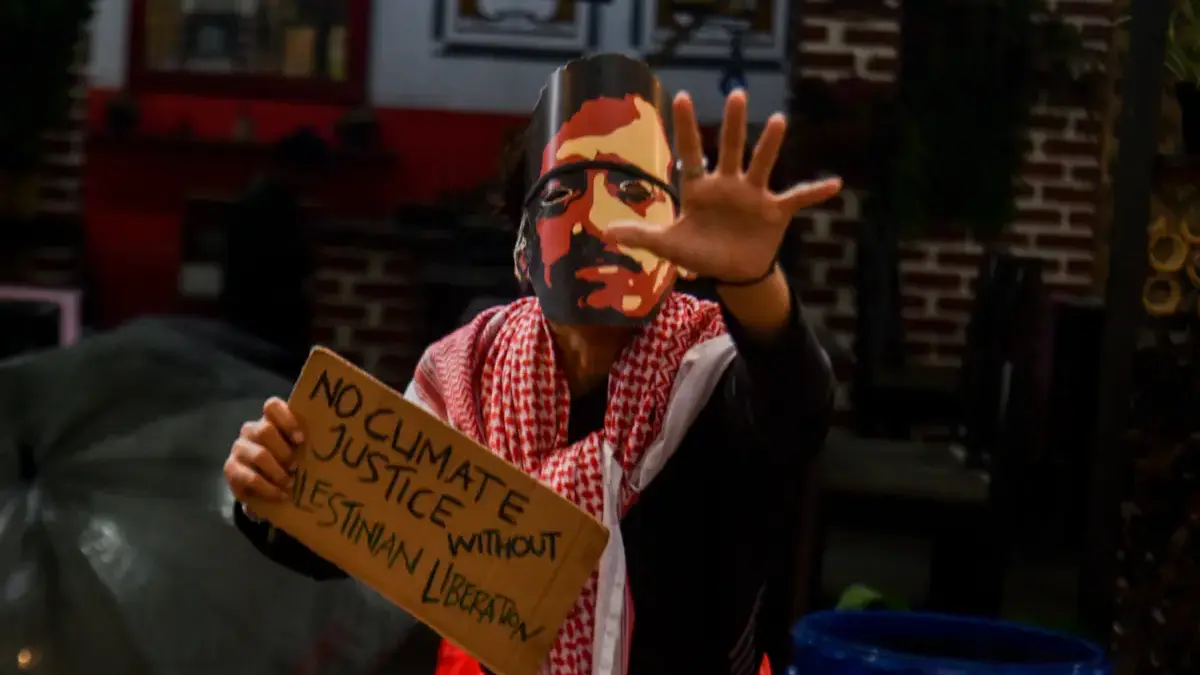 MIXI MIME Festival 2025 Gaungkan “Sora Manusa” di Bandung, Tegaskan Suara Kemanusiaan dan Solidaritas Global Seniman pantomim dari Mixi Imaji Mime Theater Andini Mardiani menampilkan gerakan pantomim dengan menggunakan