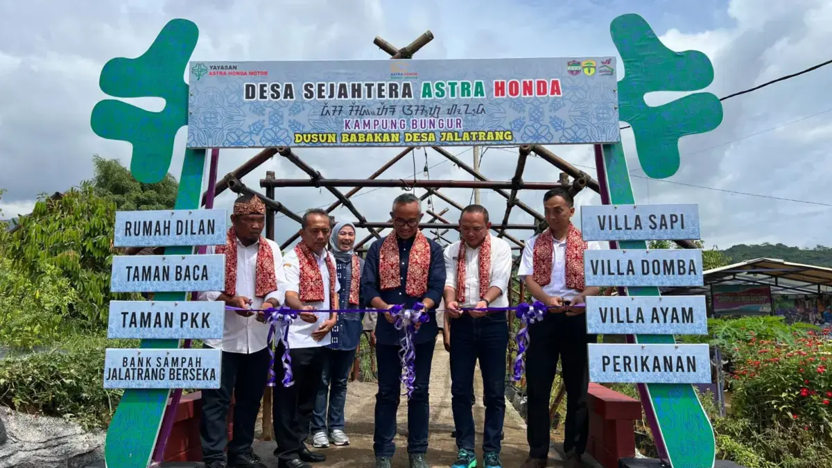 Ketua Yayasan AHM Ahmad Muhibbuddin (tengah) bersama pemerintah setempat meresmikan Desa Sejahtera Astra Honda
