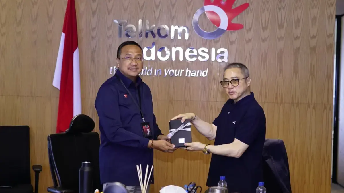 Telkom dan CCSI Perkuat Sinergi Pengembangan SKKL SUB-2 untuk Perkuat Konektivitas Nasional Direktur Network Telkom Nanang Hendarno (kiri) saat memberikan cinderamata kepada President Director CCSI Pete