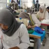 Tingkatkan Keterampilan Warga Usia Produktif, Pelatihan Menjahit Garmen Digelar di Pamulihan