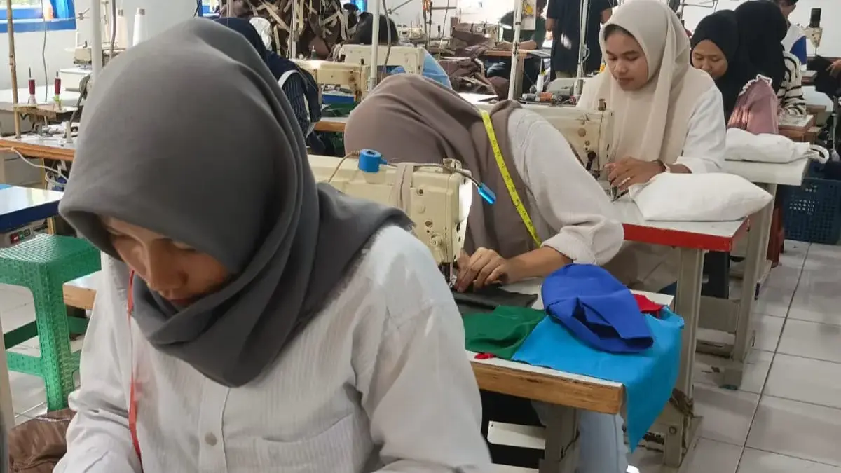 Tingkatkan Keterampilan Warga Usia Produktif, Pelatihan Menjahit Garmen Digelar di Pamulihan