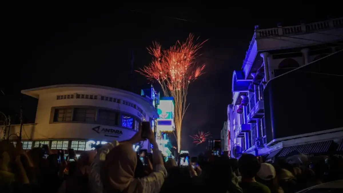 Amankan Nataru di Bandung, 1.500 Personel Gabungan Siap Siaga Suasana kawasan pusat Kota Bandung yang dipenuhi para wisatawan untuk melihat kembang api saat malam perayaan