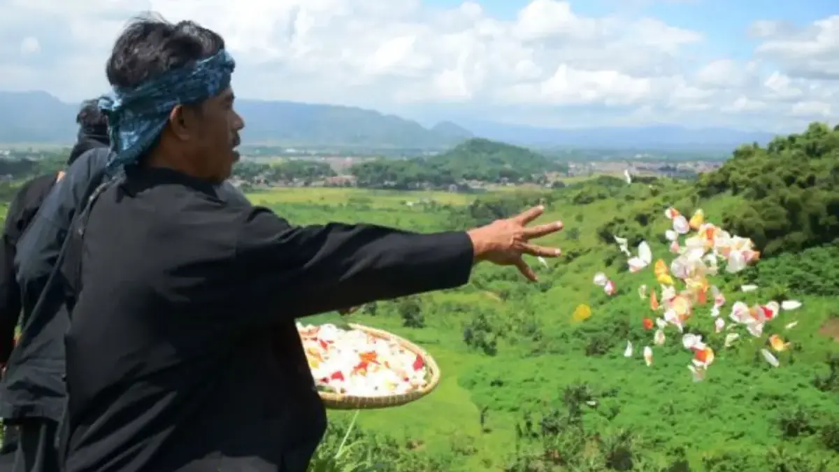 Cimahi Kejar Rimba Kota di Eks TPA Leuwigajah, Ruang Hijau Kian Mendesak Sesepuh Adat Kampung Cireundeu saat Tabur Bunga di Kawasan Eks TPA Leuwigajah (Dok:Jabar Ekspres)