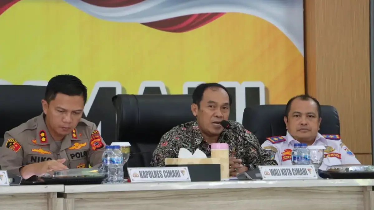 Jelang Nataru 2025/2026, Wali Kota Cimahi Tekankan Kesiapsiagaan Lintas Sektor dan Keamanan Ibadah Wali Kota Cimahi, Ngatiyana bersama Kapolres Cimahi AKBP Niko N Adi Putra, dan Kadishub Cimahi, Endang dalam R