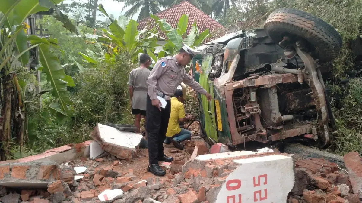 Sopir Ngantuk, Truk Pengangkut Mie Instan Terguling di Jalan Banjar Cimaragas