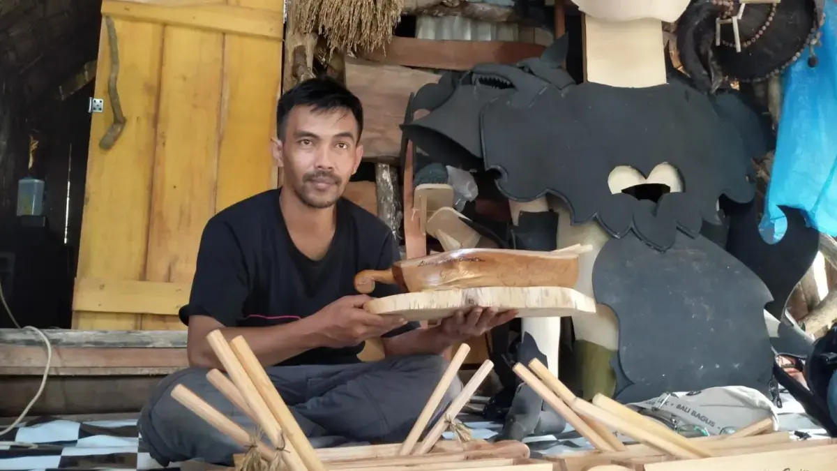 Warga Banjar Sulap Limbah Kayu Jadi Miniatur Lesung