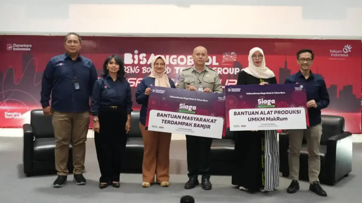 Direktur Utama Telkom Dian Siswarini (ketiga dari kiri), Komisaris Independen Ira Noviarti (kedua dari kiri),