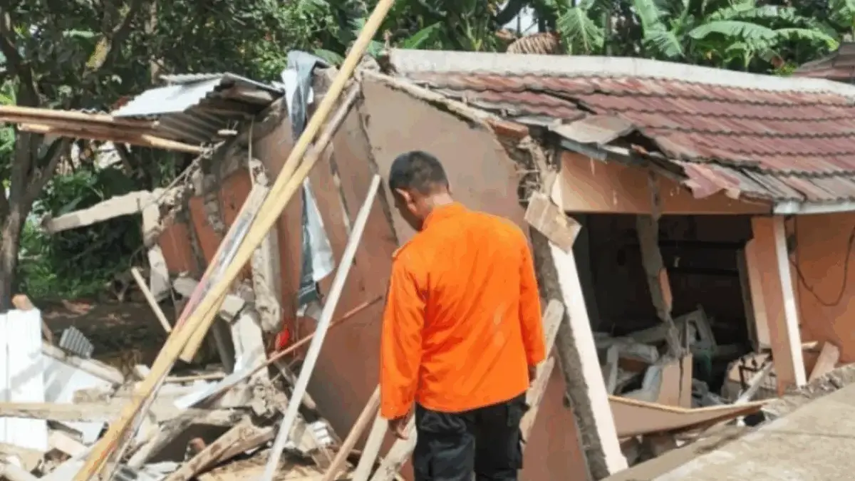 Diduga Terjadi Pergerakan Tanah, Rumah di Ciampea Kabupaten Bogor Ambruk Diduga Terjadi Pergerakan Tanah, Rumah di Kabupaten Bogor Ambruk